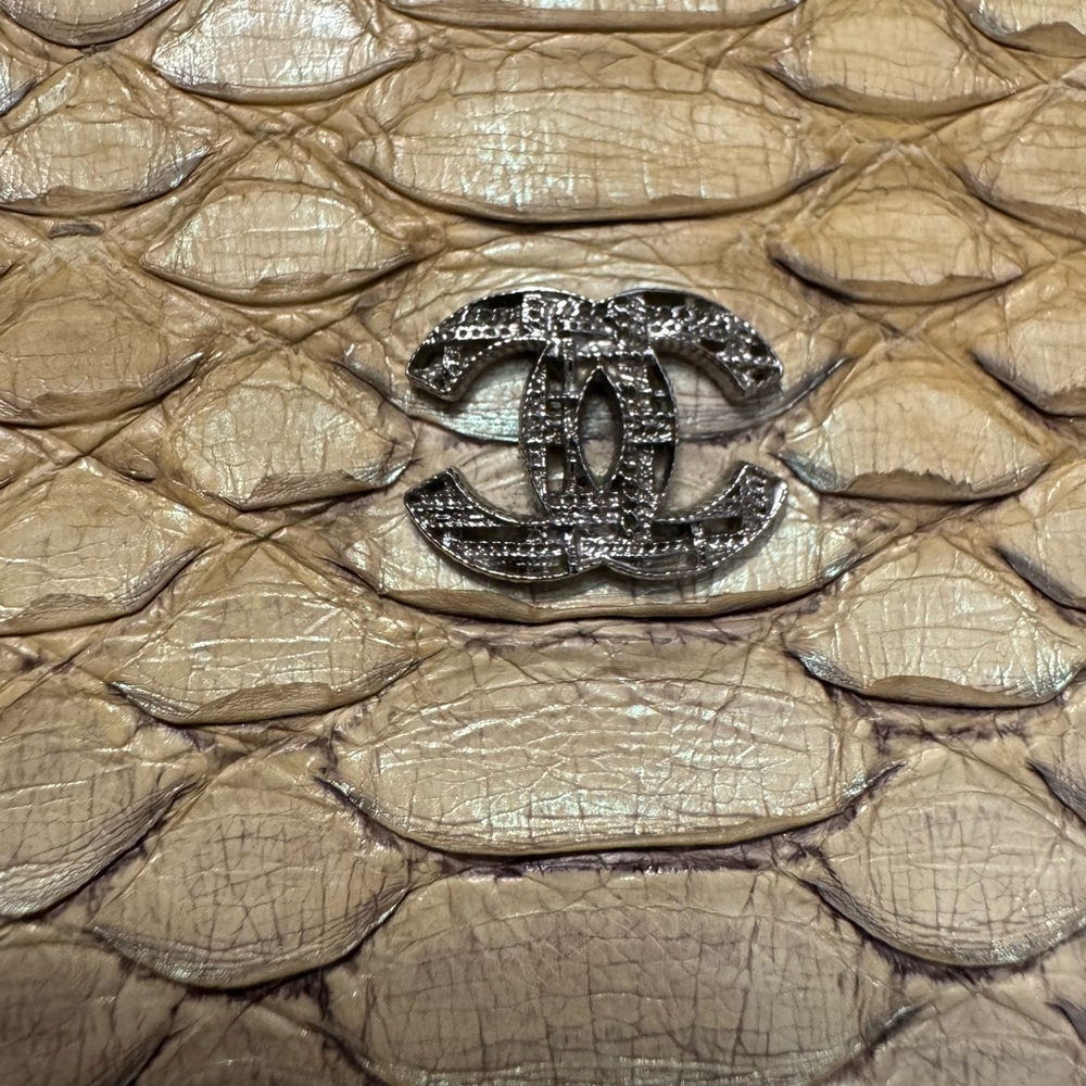 CHANEL Quilted iridescent python clutch - image 4